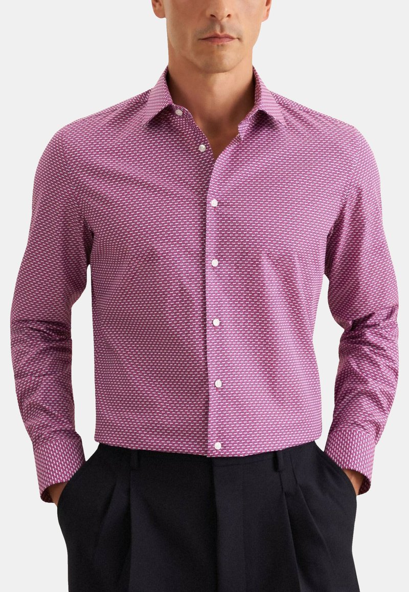 Langarm blouse in diep roze met een geometrisch patroon. Heeft een gespreide kraag en witte knopen, gemaakt van een gladde stof.