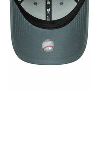 Graue Baseballcap mit einem schwarzen Schirm; zeigt ein rotes und weißes Baseball-Motiv auf der Unterseite des Schirms; aus strukturiertem Stoff gefertigt.