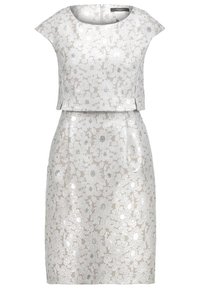 Robe sans manches argentée avec motif floral texturé et éclat subtil, dotée d'un col rond et d'un détail corsage superposé.