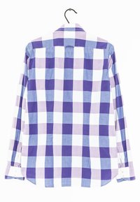Camisa de manga larga con un patrón a cuadros en púrpura y blanco, de tela ligera y con puños con botones. Vista trasera mostrada.