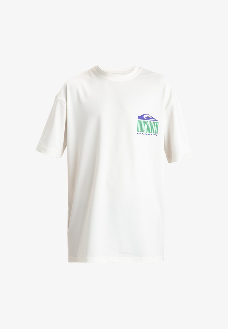 T-shirt blanc à manches courtes avec logo Quiksilver vert et violet sur le côté gauche de la poitrine, fond uni.