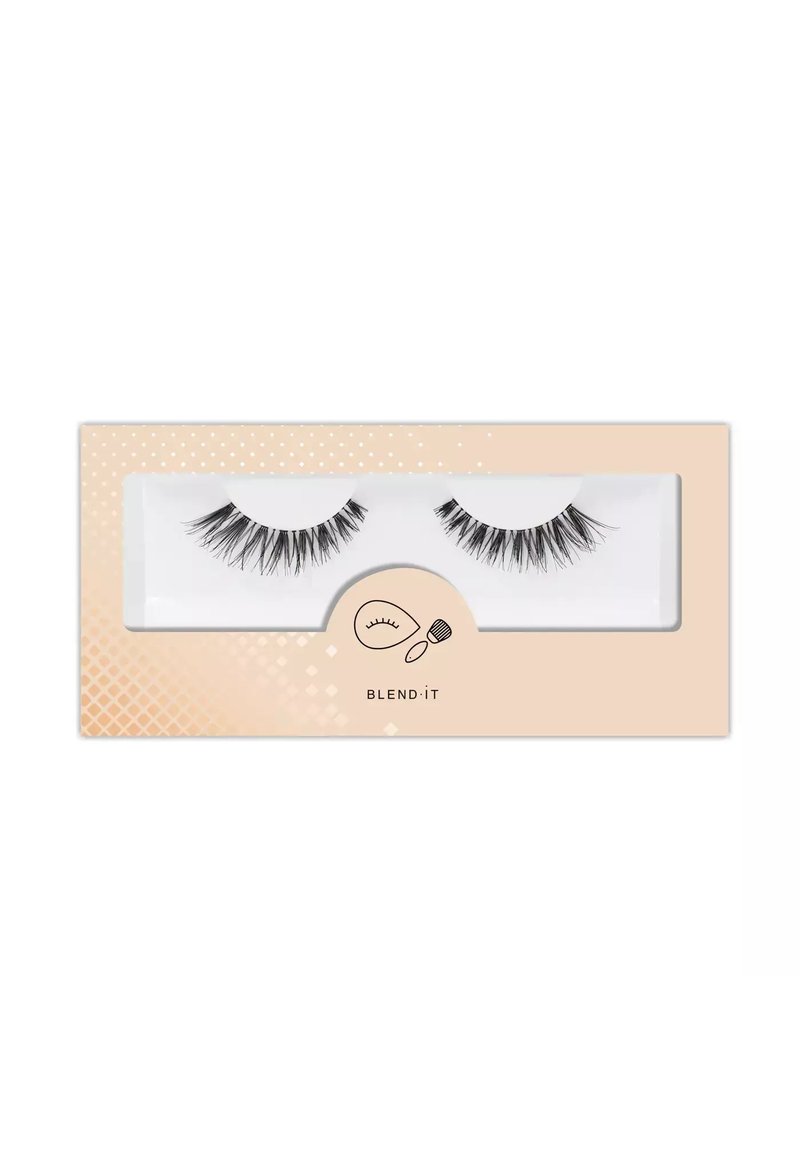 Czarne sztuczne rzęsy w przezroczystej plastikowej tacki, o różnych długościach i grubościach, na beżowym tle z kropkowanym wzorem.