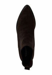 Stivale alla caviglia in suede marrone con punta affilata, pannelli laterali elasticizzati e un tirante. La soletta interna presenta il marchio; suola in gomma nera liscia.