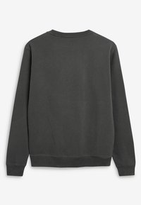 Tumehall sweatpusa pikad varrukad, ümara kaelusega ja soonikkudega. Pehme tekstuur, ilma nähtavate mustrite või kaunistusteta.