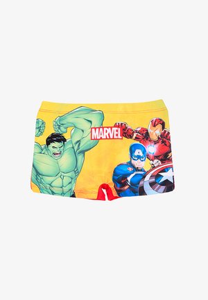 Gelbe Shorts mit Marvel-Superhelden Hulk, Captain America mit Schild und Iron Man in Actionposen auf der Vorderseite.