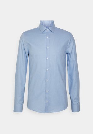 Camisa de vestir para hombre de manga larga con pequeño estampado de cuadros en azul y blanco, cuello abotonado y botones blancos en la parte delantera.
