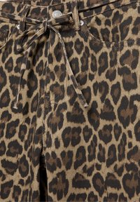 Hlače s leopard uzorkom s prednjim džepovima, petljama za remen, zatvaračem na gumb i odgovarajućom tkanom trakicom vezanom u mašnu u struku.