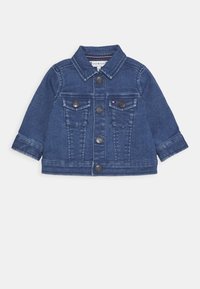 Kurtka dżinsowa w ciemnym niebieskim kolorze z długimi rękawami, zapięciem na guziki, dwoma kieszeniami na piersi i kontrastowymi przeszyciami. Posiada klasyczny kołnierz.