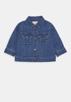 Giacca di jeans blu scuro con maniche lunghe, chiusura con bottoni, due tasche sul petto e cuciture a contrasto. Presenta un design con colletto classico.