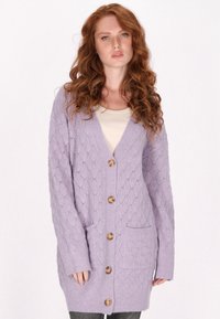 Cardigan in lavanda lavorato a maglia con un motivo a diamante testurizzato, tasche anteriori e bottoni in legno. Apertura frontale con maniche lunghe.