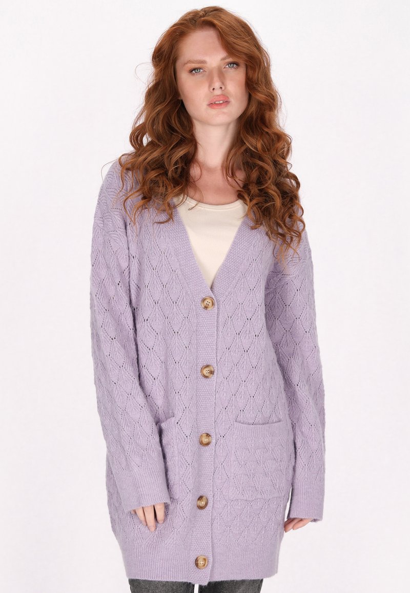 Cardigan in lavanda lavorato a maglia con un motivo a diamante testurizzato, tasche anteriori e bottoni in legno. Apertura frontale con maniche lunghe.