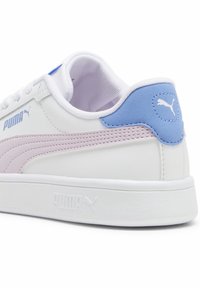 Białe sneakersy z różowym paskiem i niebieskimi akcentami. Posiadają gładką syntetyczną cholewkę, wyściełany kołnierz i logo w pobliżu pięty. Minimalistyczny design.