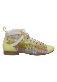 Scarpe stringate con una tomaia intrecciata multicolore in verde e tonalità pastello, abbinate a una morbida pelle beige e un tacco basso.