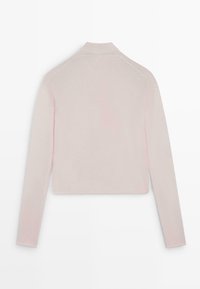 Haut court à manches longues de couleur rose clair, fabriqué en tissu doux. Doté d'un col montant et d'une conception d'épaule sans coutures. Texture lisse dans l'ensemble.