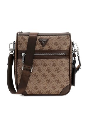 Sac bandoulière Guess marron avec motif de logo répétitif, poche zippée à l'avant, sangle réglable et emblème triangulaire de la marque.