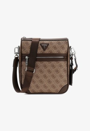 Bruine Guess crossbodytas met herhaald logo patroon, voorvak met ritssluiting, verstelbare band en driehoekig merkembleem.