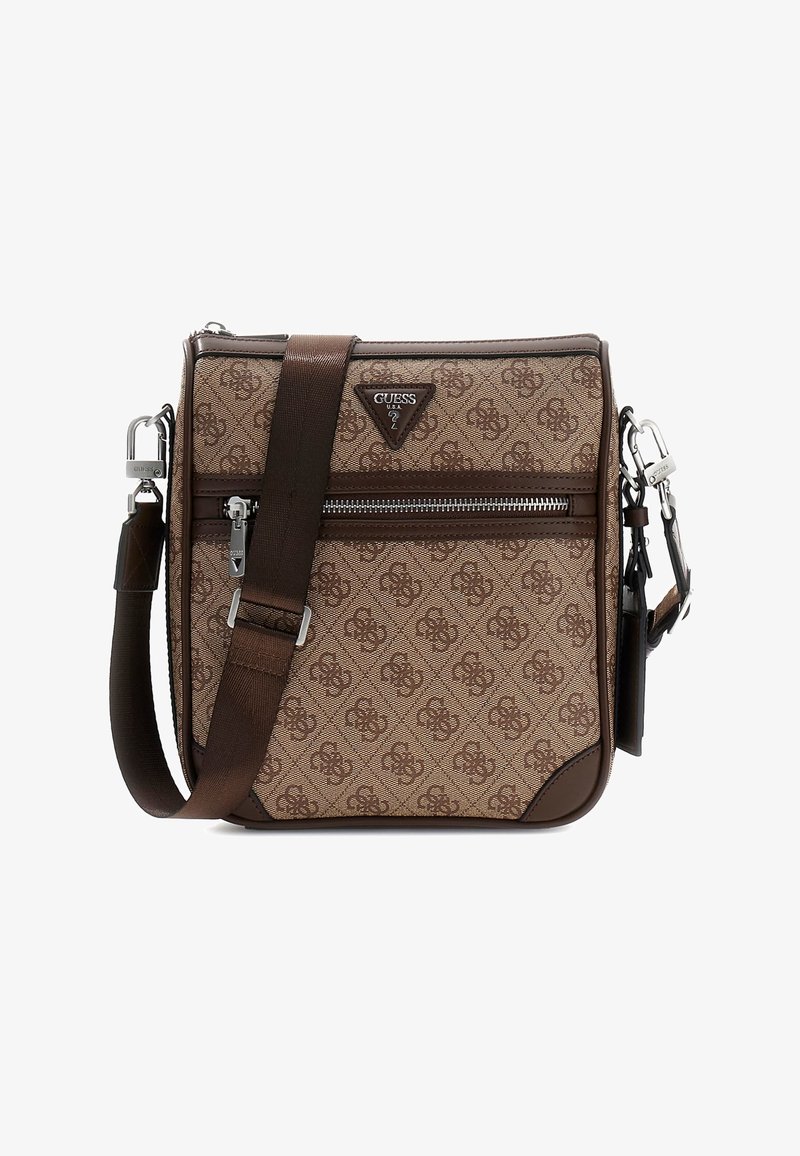 Smeđa Guess crossbody torbica sa ponavljajućim uzorkom logotipa, prednjim džepom na patentni zatvarač, podesivim remenom i trokutastim amblemom brenda.