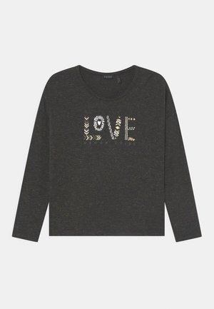 Mørkegrå langærmet skjorte med rund halsudskæring, med ordet "LOVE" dekoreret med mønstre og små gyldne stjerner som accenter.