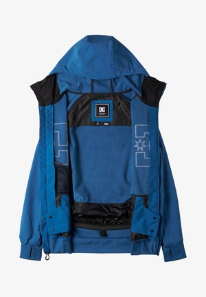 Chaqueta de snowboard azul con un forro interior texturizado, capucha ajustable, bolsillos con cremallera y etiqueta de marca; impermeable con un diseño elegante.