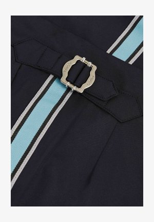 Námořnická tkanina s texturovaným povrchem, se stříbrnou sponou a dvěma vertikálními pruhy v světle modré a černé barvě.