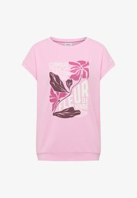 Camiseta rosa de manga corta con gráfico floral y texto blanco que dice "Curious Fleur de Vivre" en el frente.