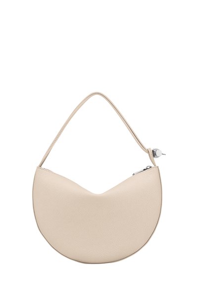 Beige Lederhandtasche mit einer halbmondförmigen Form, einem einzelnen verstellbaren Riemen und einem Reißverschluss. Strukturierte Oberfläche mit minimaler Hardware.