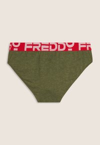 Slip in cotone verde oliva con fascia elastica rossa a contrasto, con la parola "FREDDY" ripetuta in bianco.