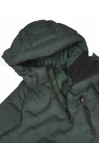 Tmavě zelená péřová bunda s kapucí, s prošívaným designem, nastavitelnými stahovacími šňůrkami a několika zipovými kapsami. Jemná textura.