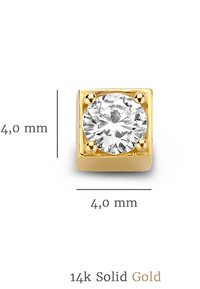 14 karaat massief gouden stud oorbel, vierkante vorm, 4 mm groot, met een ronde, heldere edelsteen vastgehouden door vier gouden klauwen. Vloeiende afwerking.