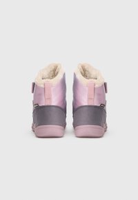 Lila und rosa Stiefel in mittelhoher Form mit Klettverschluss und Kunstfellfutter. Strukturierte Einsätze und Gummisohlen verbessern den Grip und den Komfort.
