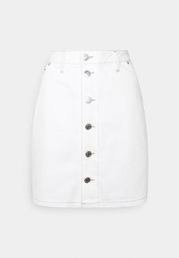 Gonna A-line in denim bianco con vita alta, dotata di chiusura frontale con bottoni, sei bottoni metallici e cuciture a contrasto beige.