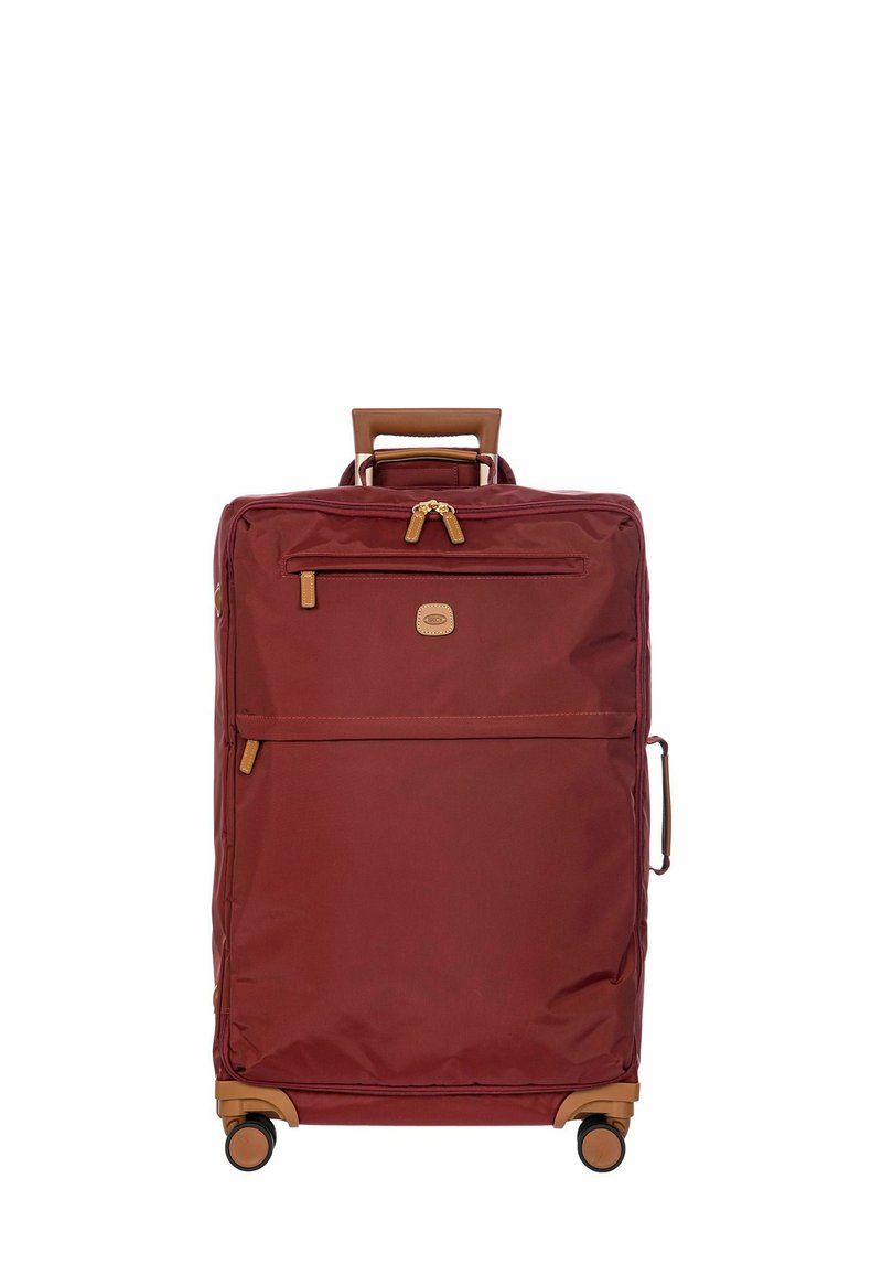 Valise en nylon rouge avec des accents en cuir marron ; équipée d'une poignée télescopique, de compartiments zippés et de quatre roues pour une mobilité aisée.