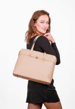 Beiger Kunstleder-Shopper mit doppelten Griffen, rechteckiger Form, goldfarbenen Beschlägen und einer glatten, eleganten Oberfläche.
