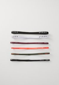 Set van zeven elastische banden in verschillende kleuren: zwart, wit, bordeaux, oranje en groen, met de geprinte teksten "HYROX" en "MIJN SPORT IS".
