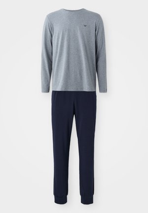 T-shirt gris à manches longues avec un col rond et un petit logo. Assorti à un bas de pyjama navy avec des poignets élastiques.