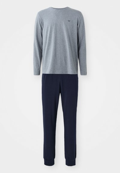 T-shirt gris à manches longues avec un col rond et un petit logo. Assorti à un bas de pyjama navy avec des poignets élastiques.
