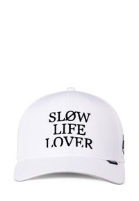 Hvid baseballkasket med en buet skygge, prydet med fed sort broderet tekst: "SLOW Ø LIFE LOVER." Enkel design, uden yderligere detaljer.