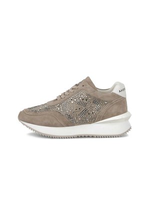 Zapatillas de gamuza beige con adornos geométricos plateados, suela blanca y un patrón texturizado. Diseño con cordones y cuello acolchado.