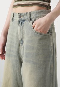 Jaded London LIGHT WASH JUMBO JORTS - Džinsa auduma šorti - light wash
