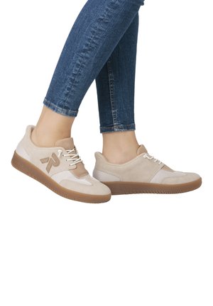 Beige Wildleder- und Mesh-Sneaker mit weißen Schnürsenkeln, strukturiertem Absatz und Gummisohle. Mit seitlicher Markenkennzeichnung und runder Zehenform.