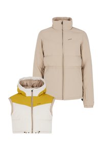 Bežinė pūkinė striukė su aukštu apykakle ir raišteliu apdaila; derinama su bepirštėmis liemenėmis, kuri turi geltonos ir baltos spalvos blokų dizainą.