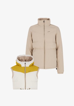Beige pufferjack met hoge kraag en toggle zoom; gecombineerd met een mouwloos vest met een geel en wit kleurblokontwerp.