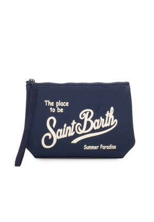 Pochette bleu marine zippée avec texte blanc "The place to be Saint Barth Summer Paradise" et une petite sangle pour poignet sur le côté gauche.