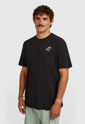 Camiseta de algodón negra con mangas cortas, cuello redondo, bolsillo delantero y bordado de palmera en blanco y verde en la parte superior izquierda.