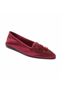 Scarpa bassa in camoscio bordeaux con punta appuntita, decorata con perline rosse intricate e dettagli sul davanti, bordo cucito e suola nera.