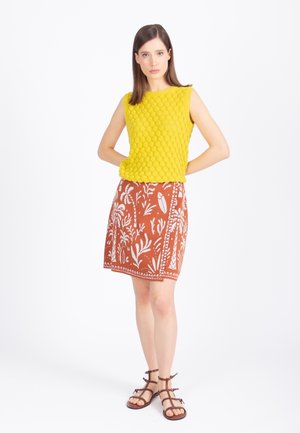 STRUCTURE PATTERN - Svetrík - yellow