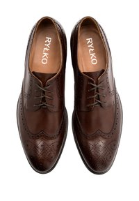 Hnědé kožené společenské boty s brogue detaily, s hladkým povrchem a malými perforacemi podél okrajů. Standardní design na šněrování.