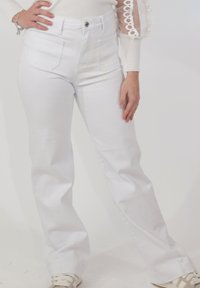 Hvide denim flare jeans har høj talje, to forlommer og knaplukning. Stoffet har en glat tekstur og minimal detaljering.