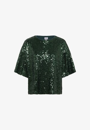 Zelený top s krátkym rukávom, so zaobleným výstrihom a voľným strihom. Povrch látky odráža svetlo, čím vytvára trblietavý efekt.