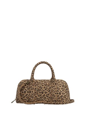 Sac à main imprimé léopard marron et noir avec deux anses, fermeture éclair et une bandoulière réglable sur fond blanc.